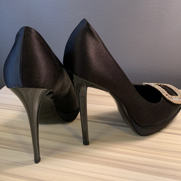 Roger Vivier Paris Black Satin Limelight Buckle Embellished Platform Pumps - Picture 12 of 13